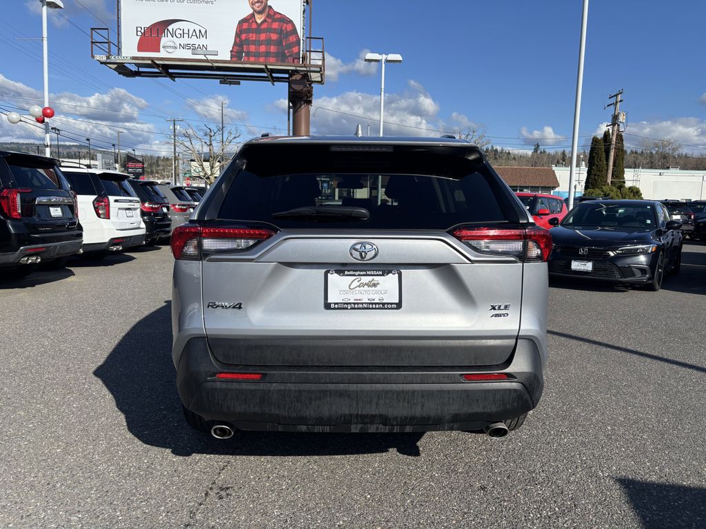 2025 Toyota RAV4 XLE - Photo 8
