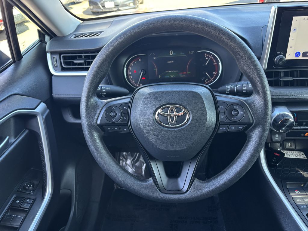 2025 Toyota RAV4 XLE - Photo 12