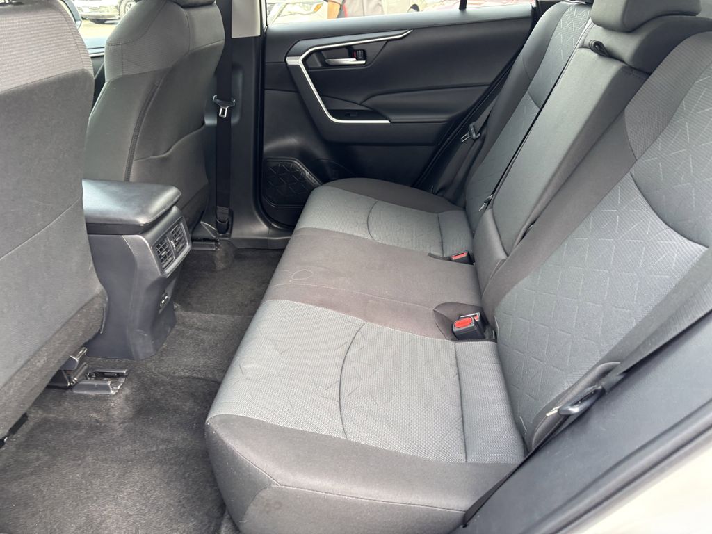 2024 Toyota RAV4 XLE - Photo 25