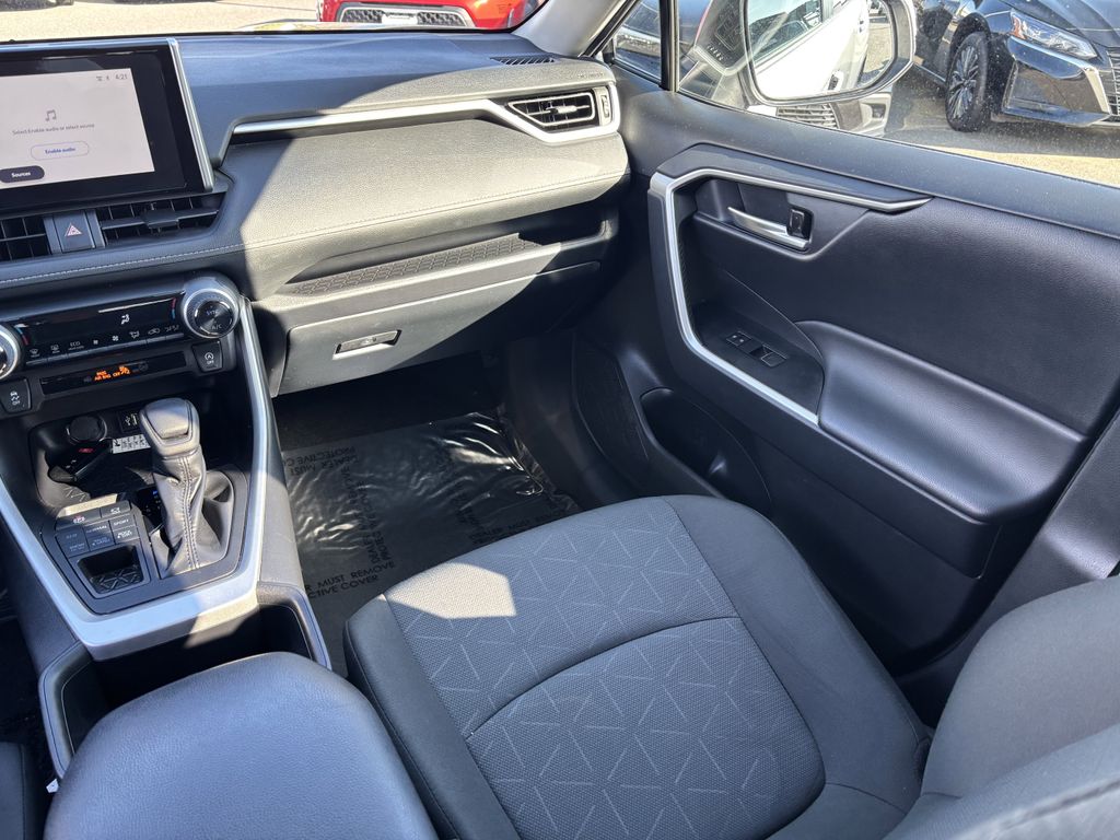 2025 Toyota RAV4 XLE - Photo 22