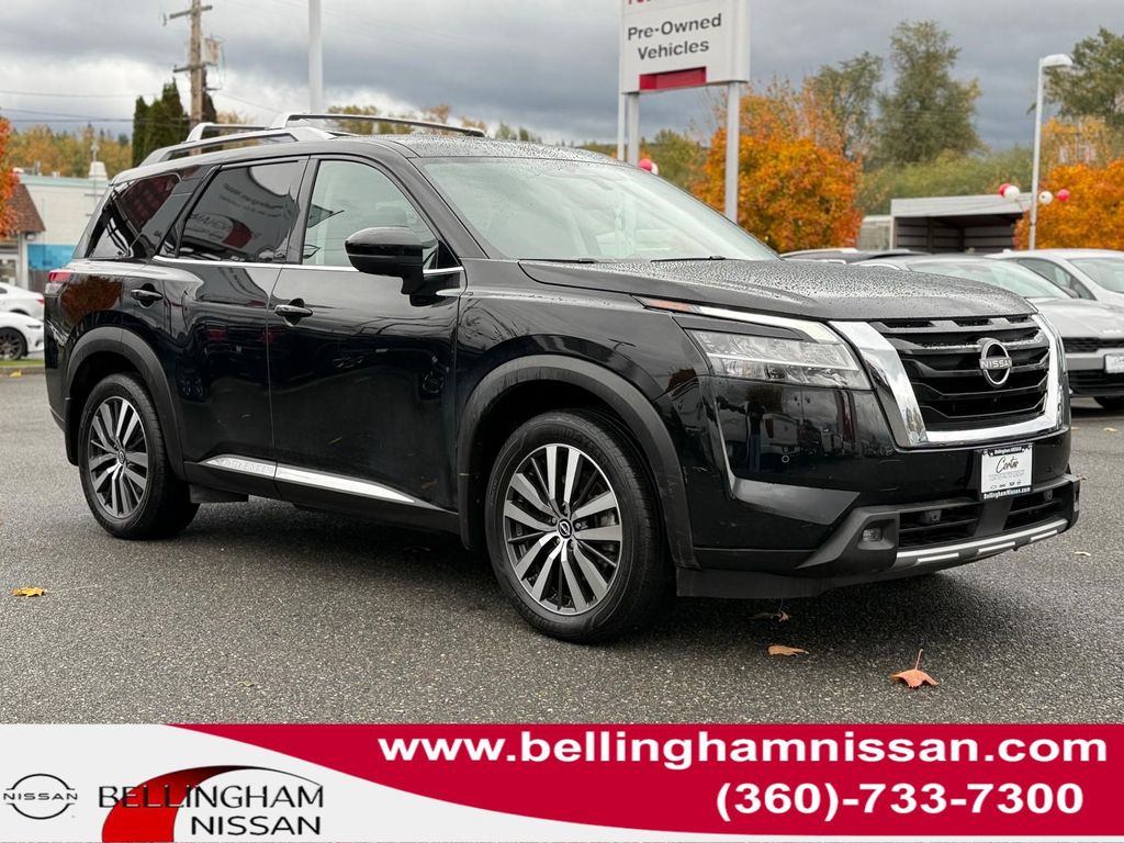 2022 Nissan Pathfinder Platinum's photo