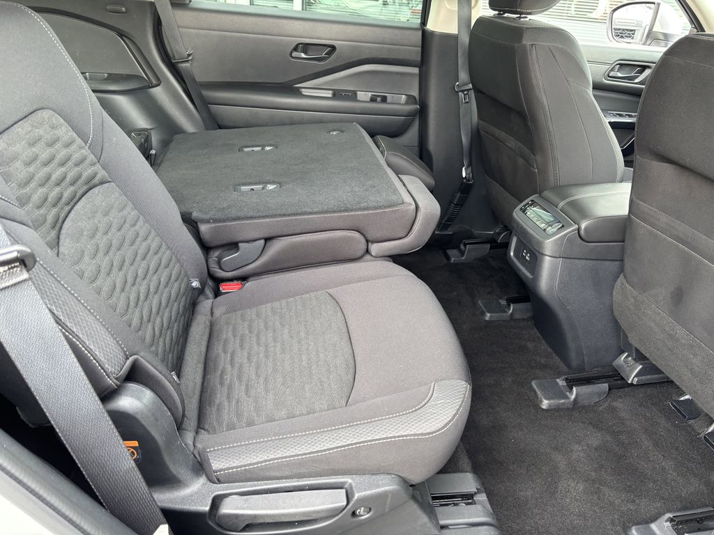 2025 Nissan Pathfinder SV - Photo 31