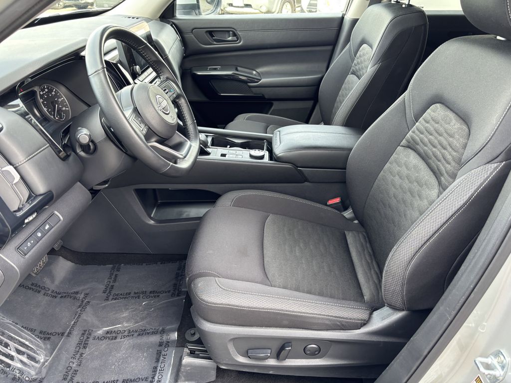 2025 Nissan Pathfinder SV - Photo 14