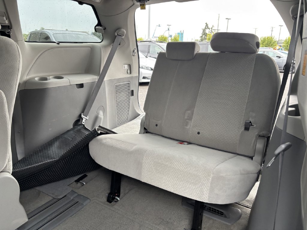 2013 Toyota Sienna LE - Photo 26