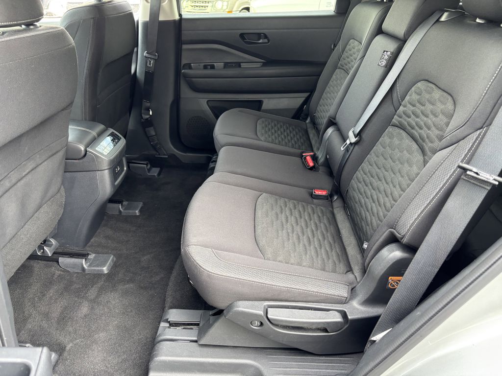 2025 Nissan Pathfinder SV - Photo 25