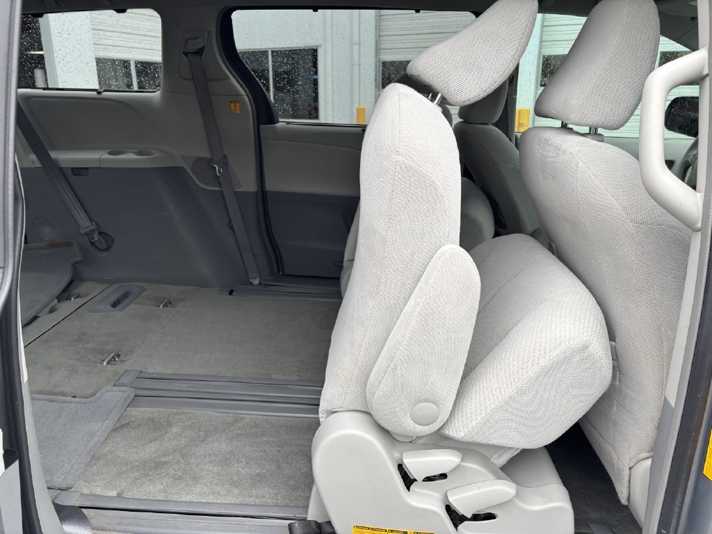 2013 Toyota Sienna LE - Photo 30