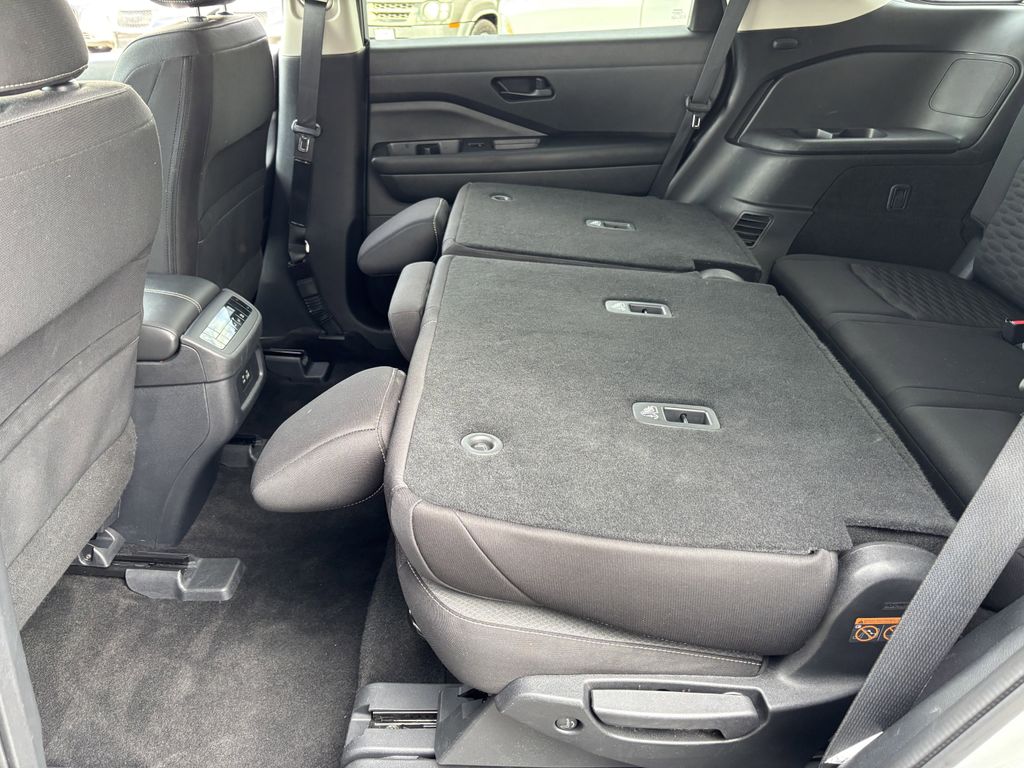 2025 Nissan Pathfinder SV - Photo 27
