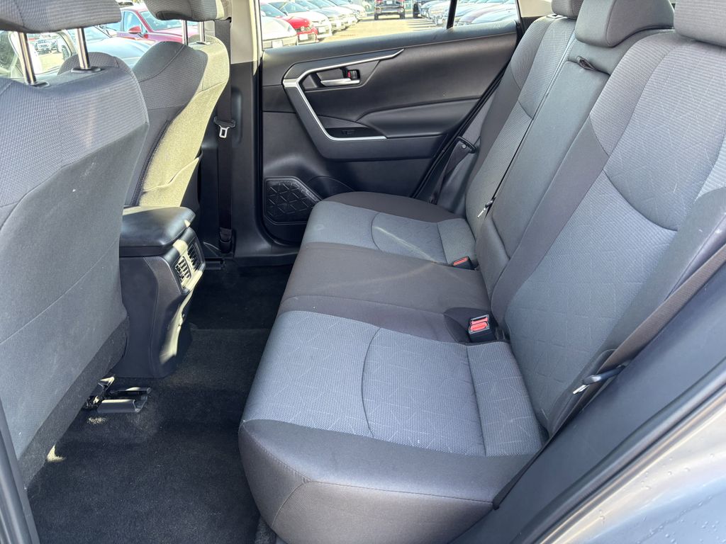 2025 Toyota RAV4 XLE - Photo 21