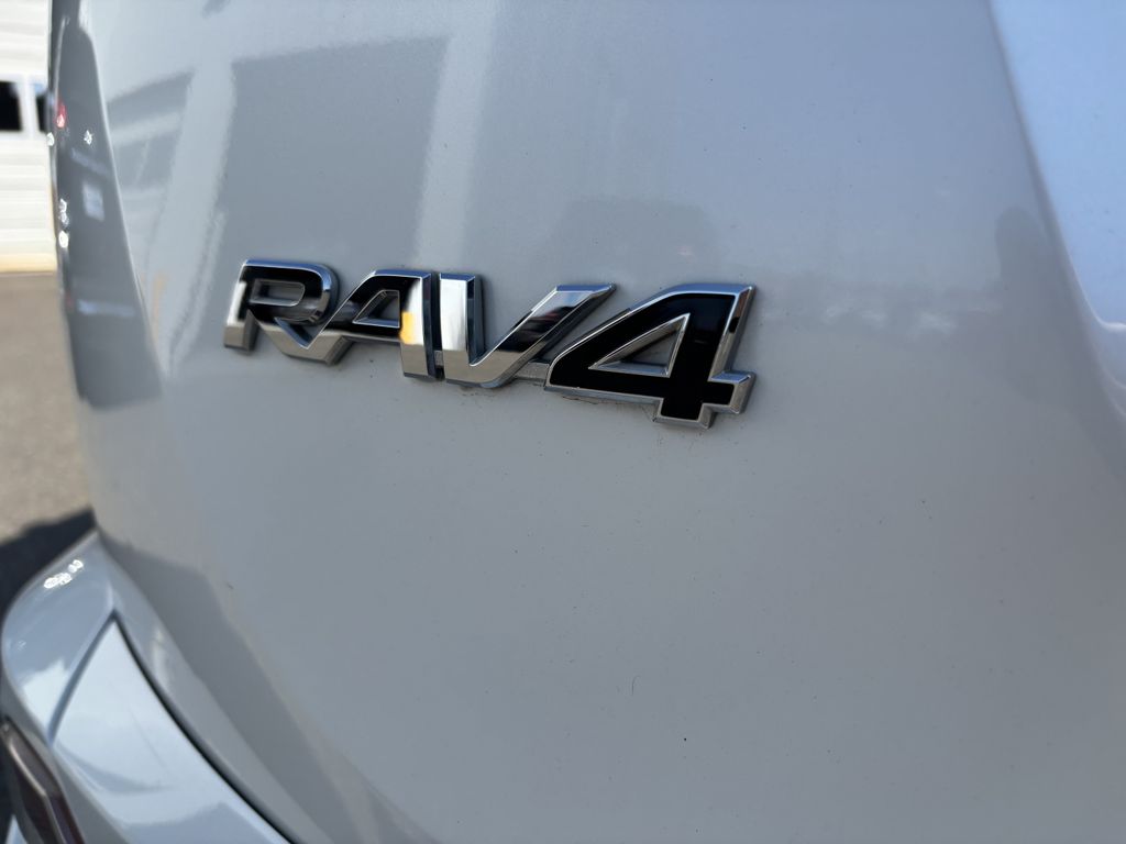2018 Toyota RAV4 Limited - Photo 11