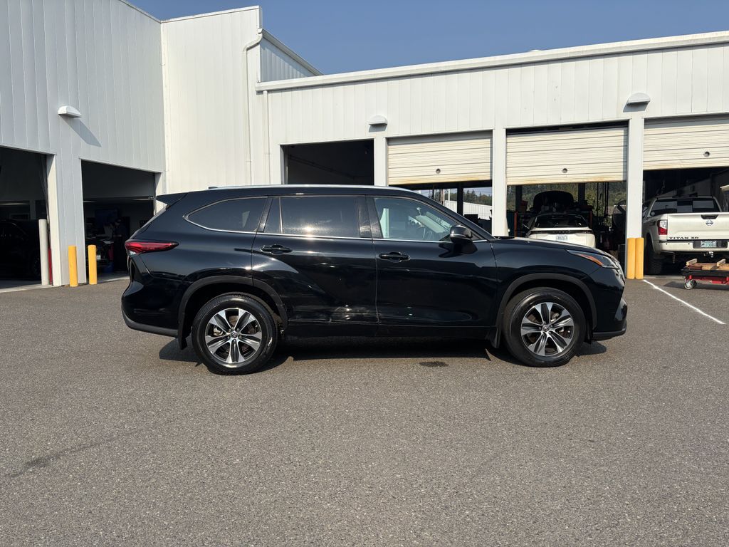 2021 Toyota Highlander XLE - Photo 8