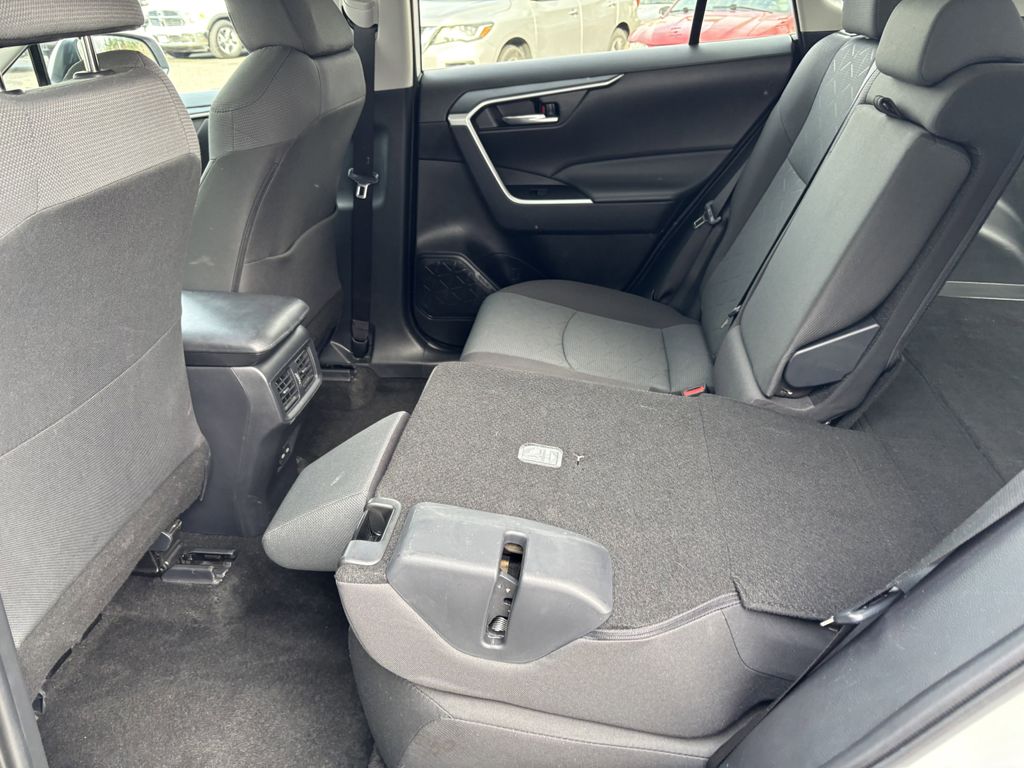 2024 Toyota RAV4 XLE - Photo 26