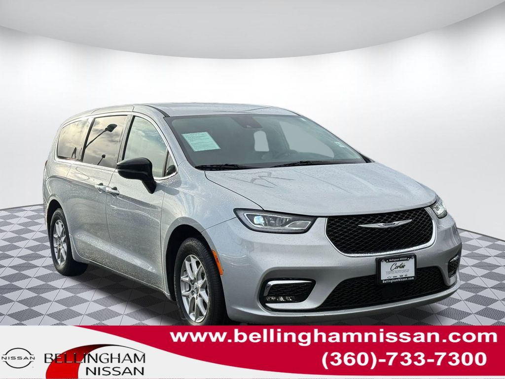 2024 Chrysler Pacifica Touring L's photo