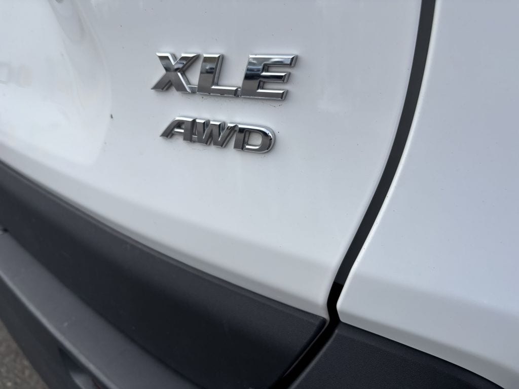2024 Toyota RAV4 XLE - Photo 12