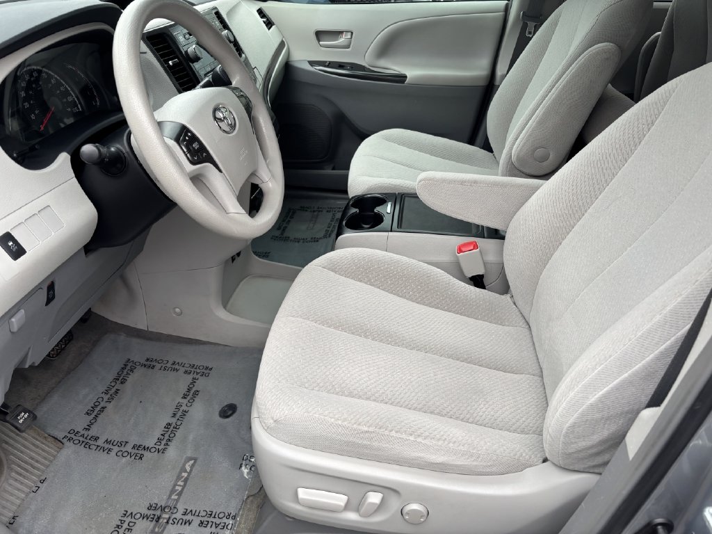 2013 Toyota Sienna LE - Photo 13