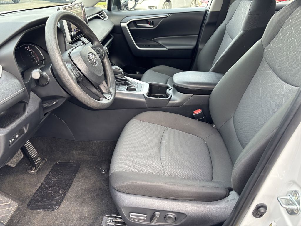 2024 Toyota RAV4 XLE - Photo 13