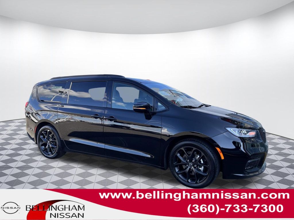 2025 Chrysler Pacifica Limited's photo