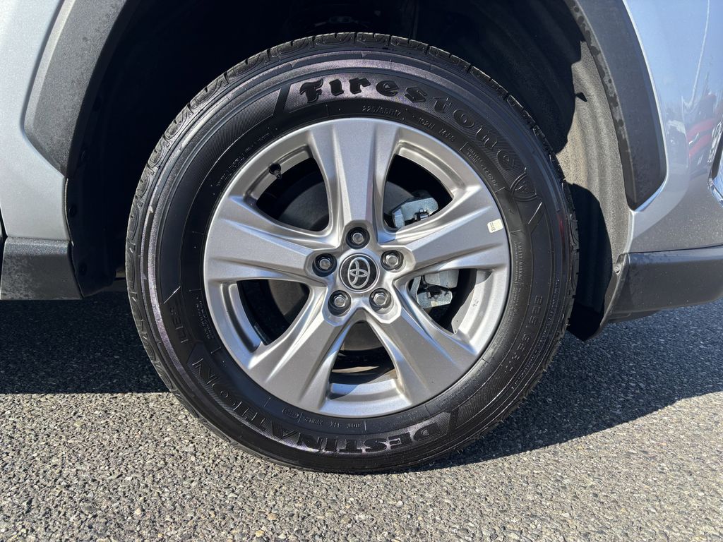 2025 Toyota RAV4 XLE - Photo 11