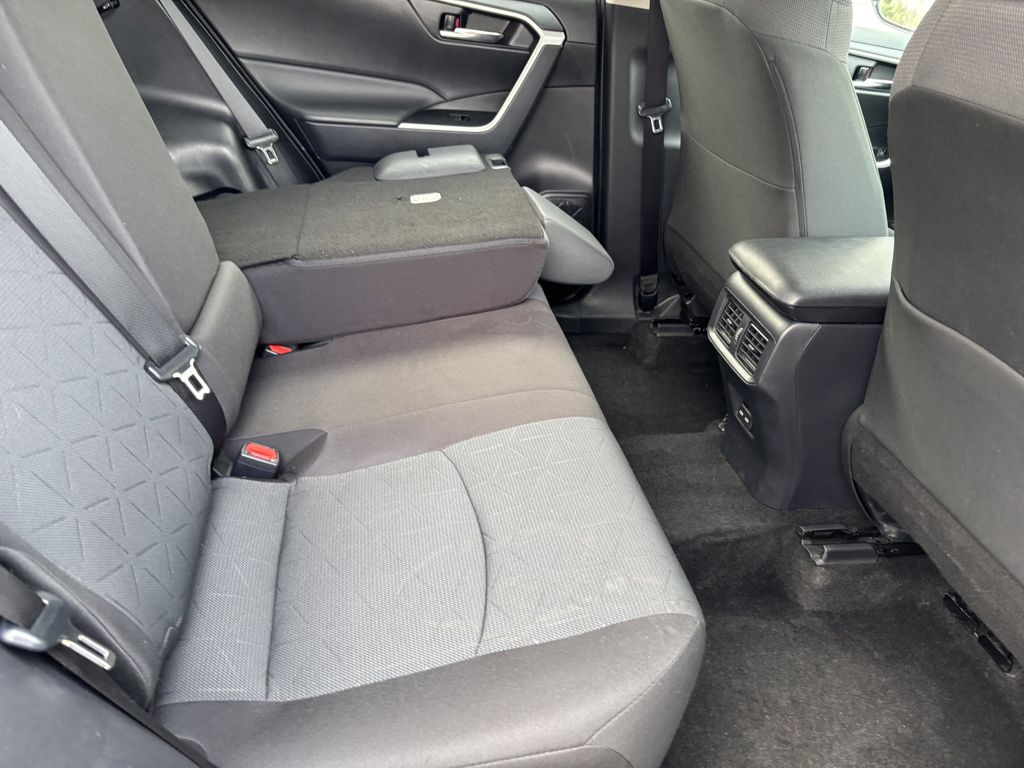 2024 Toyota RAV4 XLE - Photo 29