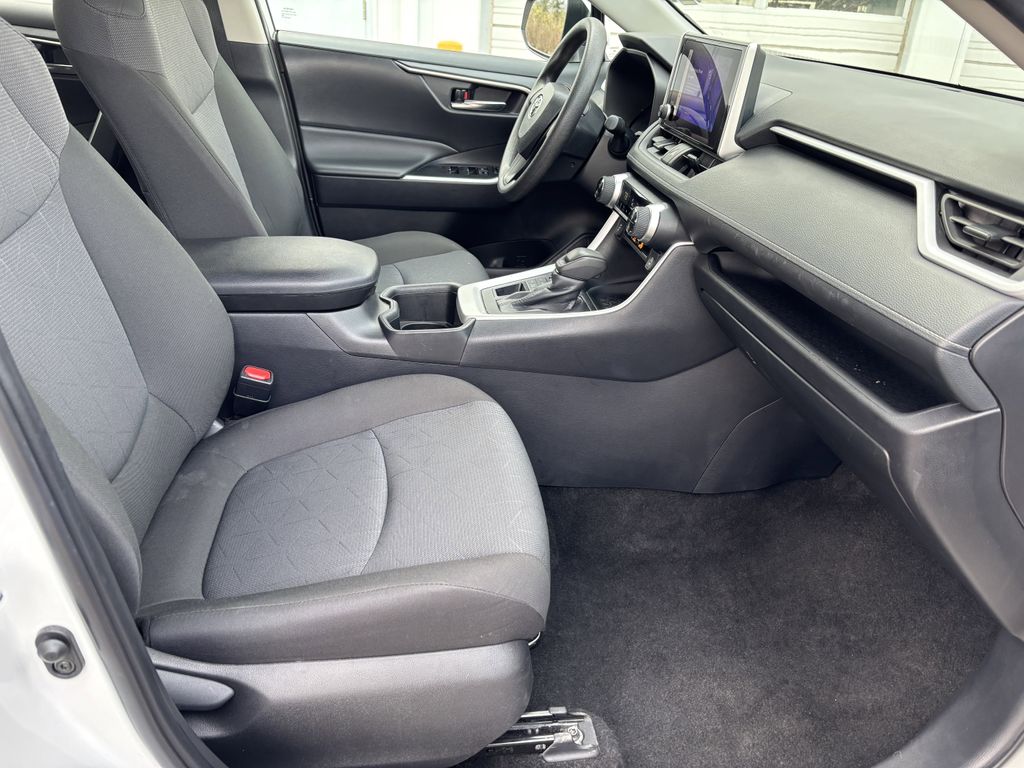 2024 Toyota RAV4 XLE - Photo 30