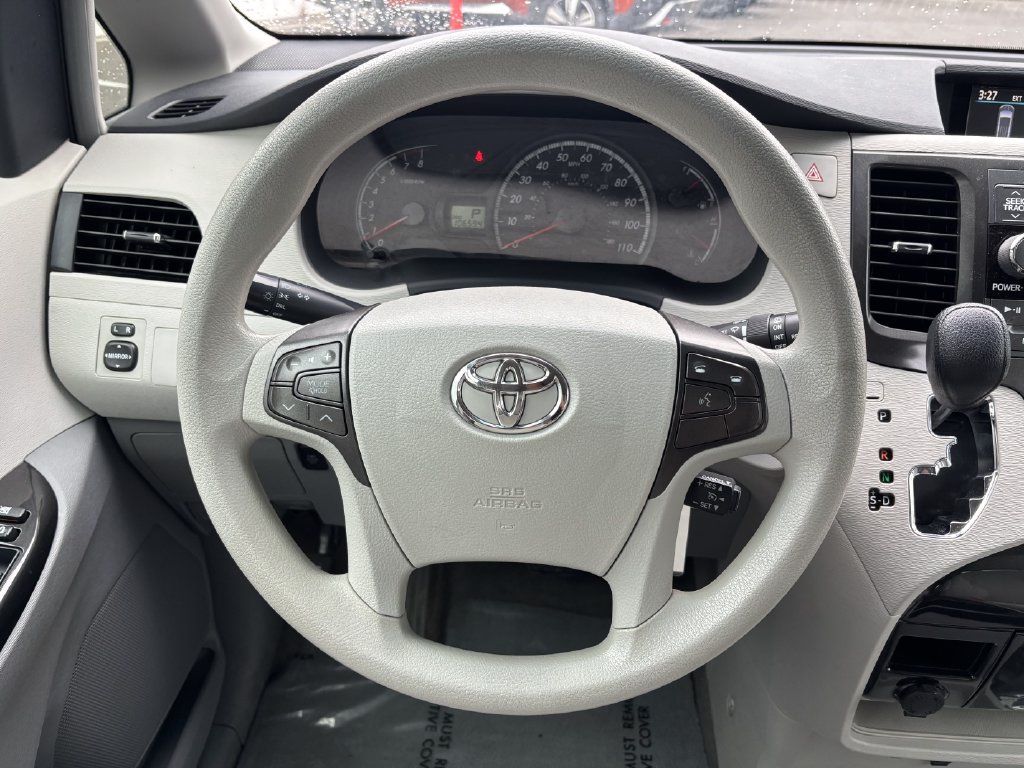 2013 Toyota Sienna LE - Photo 14