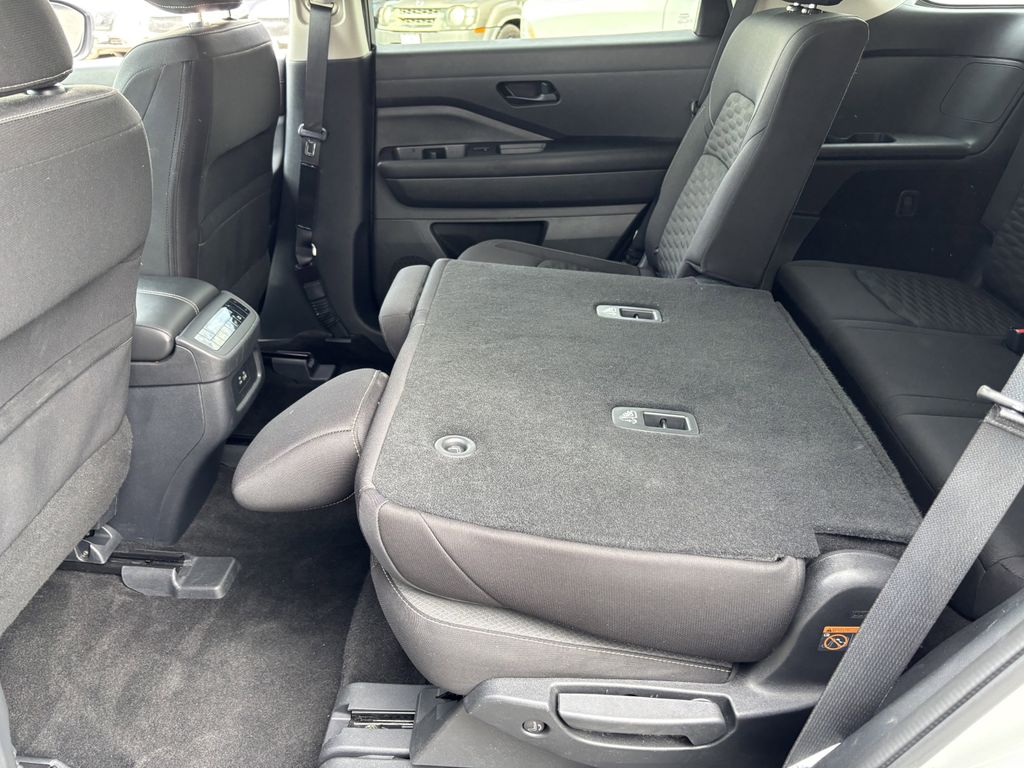 2025 Nissan Pathfinder SV - Photo 26