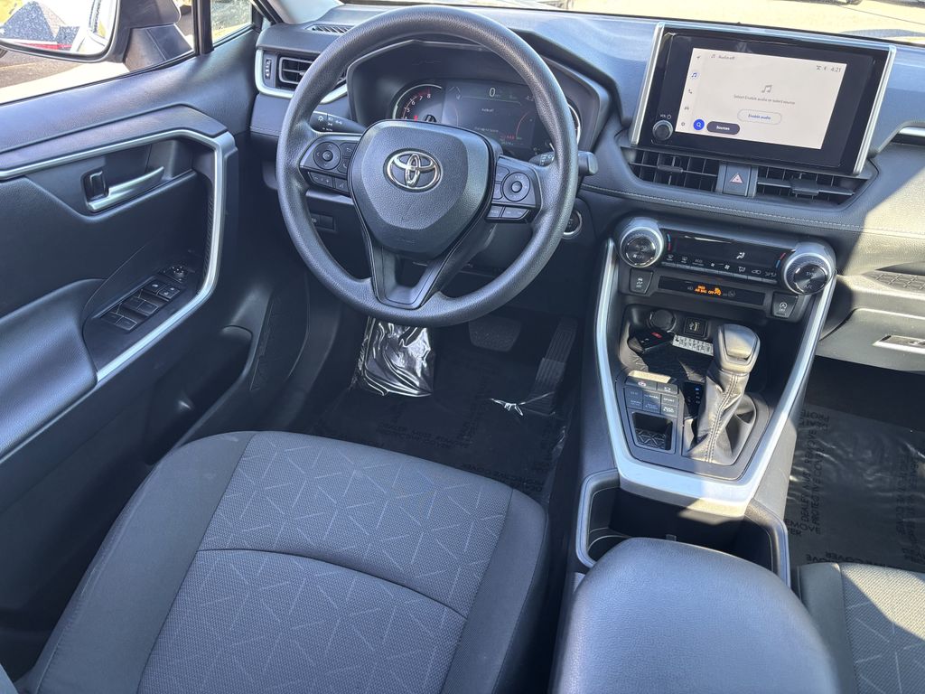 2025 Toyota RAV4 XLE - Photo 18