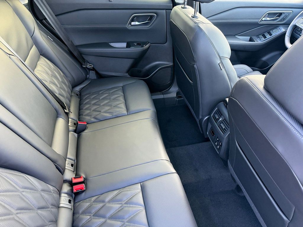 2026 Nissan Rogue Platinum - Photo 14