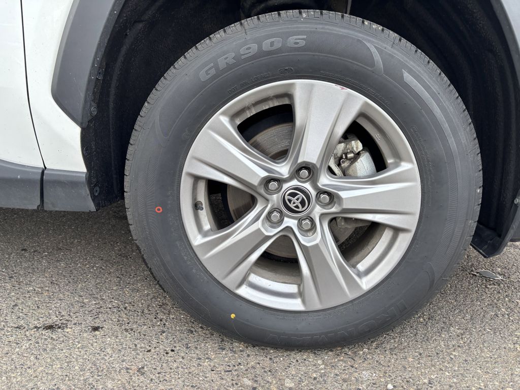 2024 Toyota RAV4 XLE - Photo 9