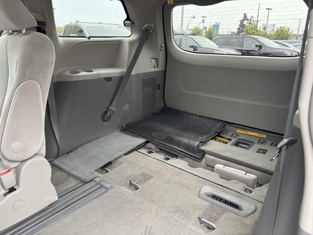 2013 Toyota Sienna LE - Photo 25