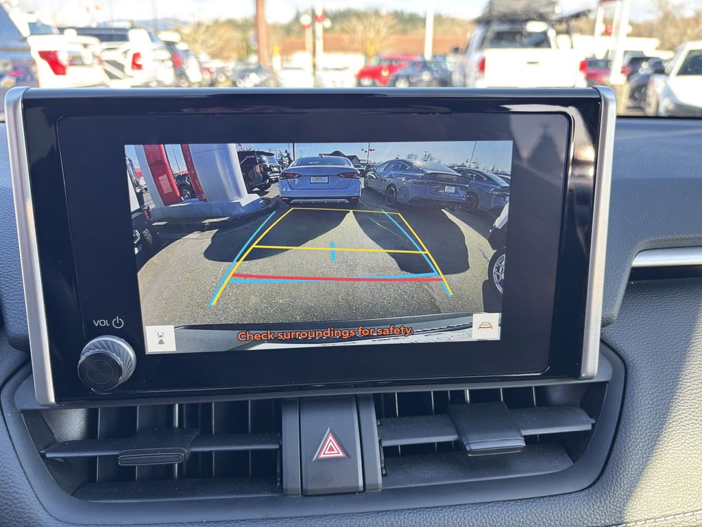 2025 Toyota RAV4 XLE - Photo 28