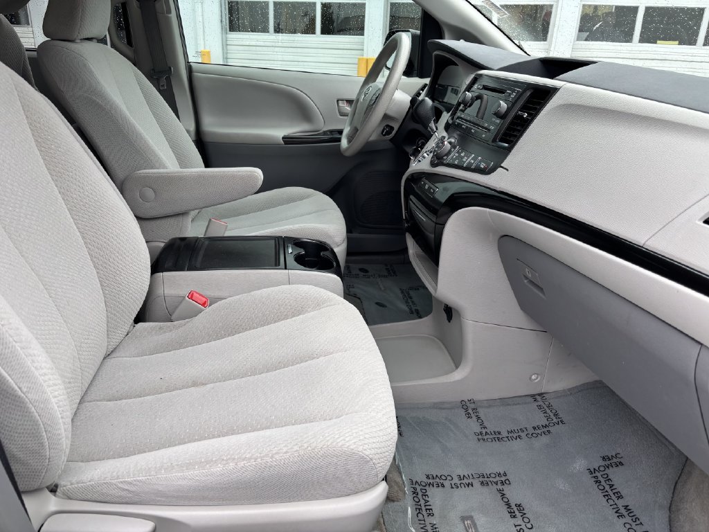 2013 Toyota Sienna LE - Photo 31