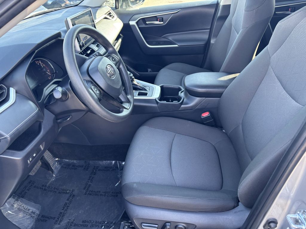 2025 Toyota RAV4 XLE - Photo 13