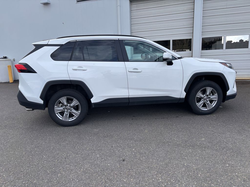 2024 Toyota RAV4 XLE - Photo 8