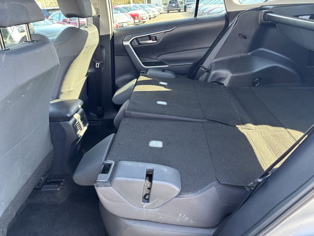 2025 Toyota RAV4 XLE - Photo 25