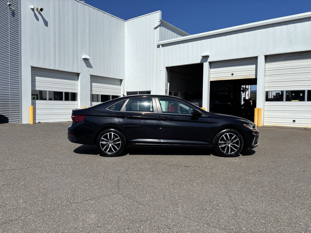 2025 Volkswagen Jetta SE - Photo 8