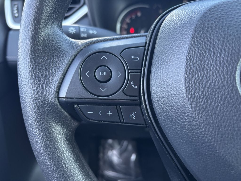 2025 Toyota RAV4 XLE - Photo 17