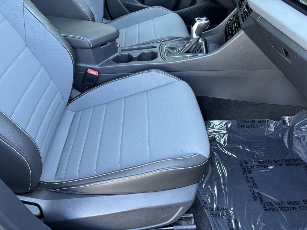 2025 Volkswagen Jetta SE - Photo 28