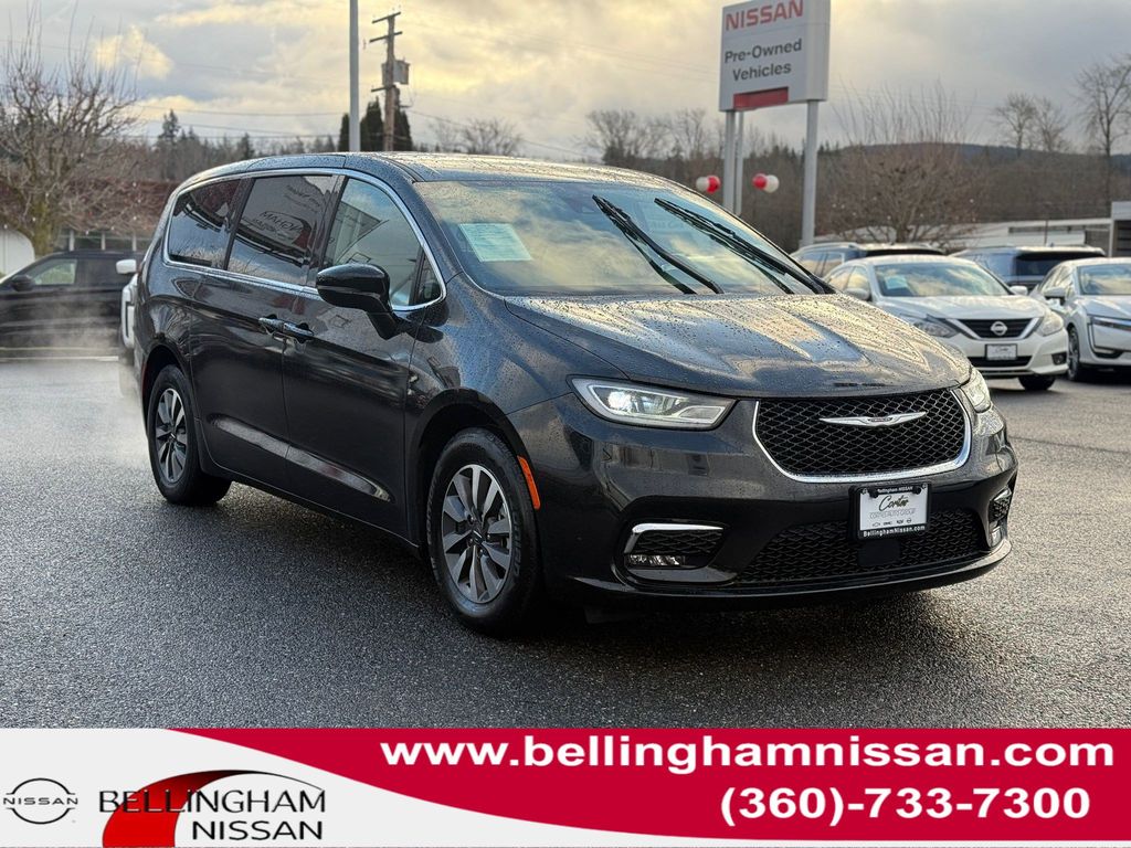 2024 Chrysler Pacifica PHEV Select's photo