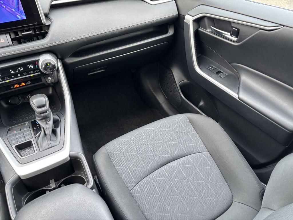 2024 Toyota RAV4 XLE - Photo 24