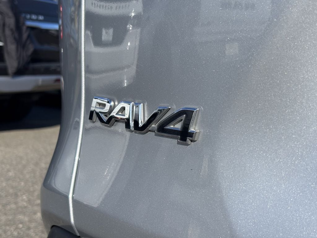 2025 Toyota RAV4 XLE - Photo 9