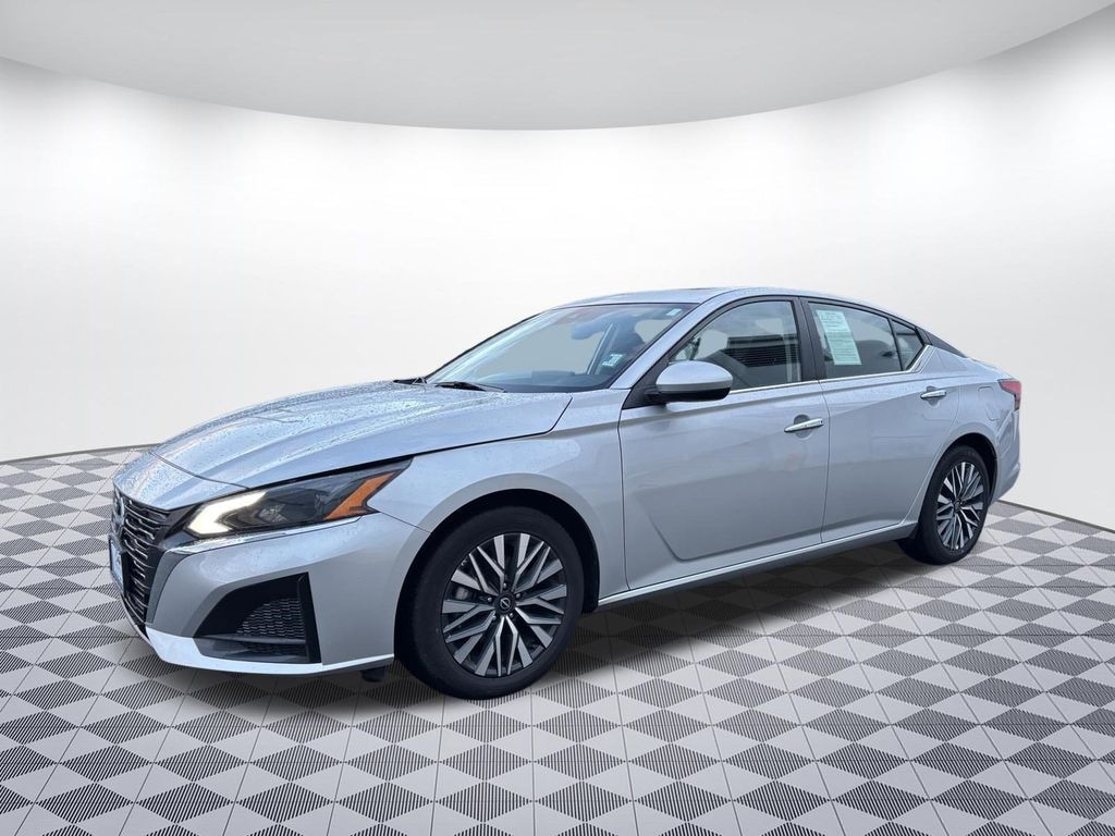 Used 2024 Nissan Altima 2.5 SV Sedan