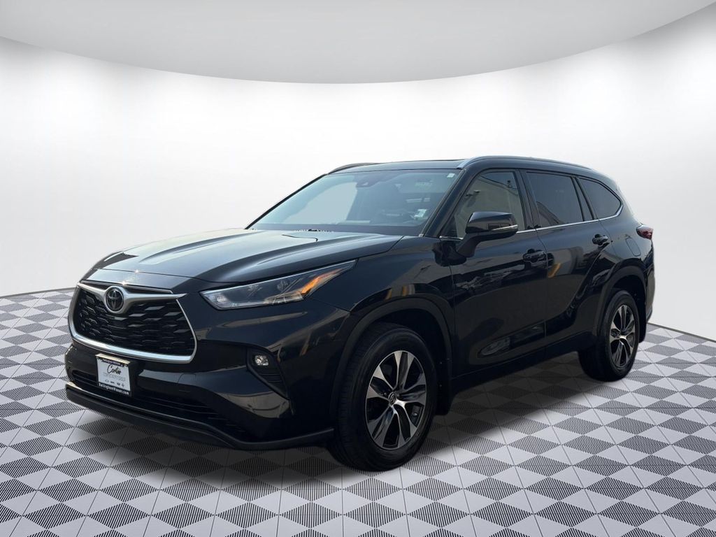 2021 Toyota Highlander XLE - Photo 3