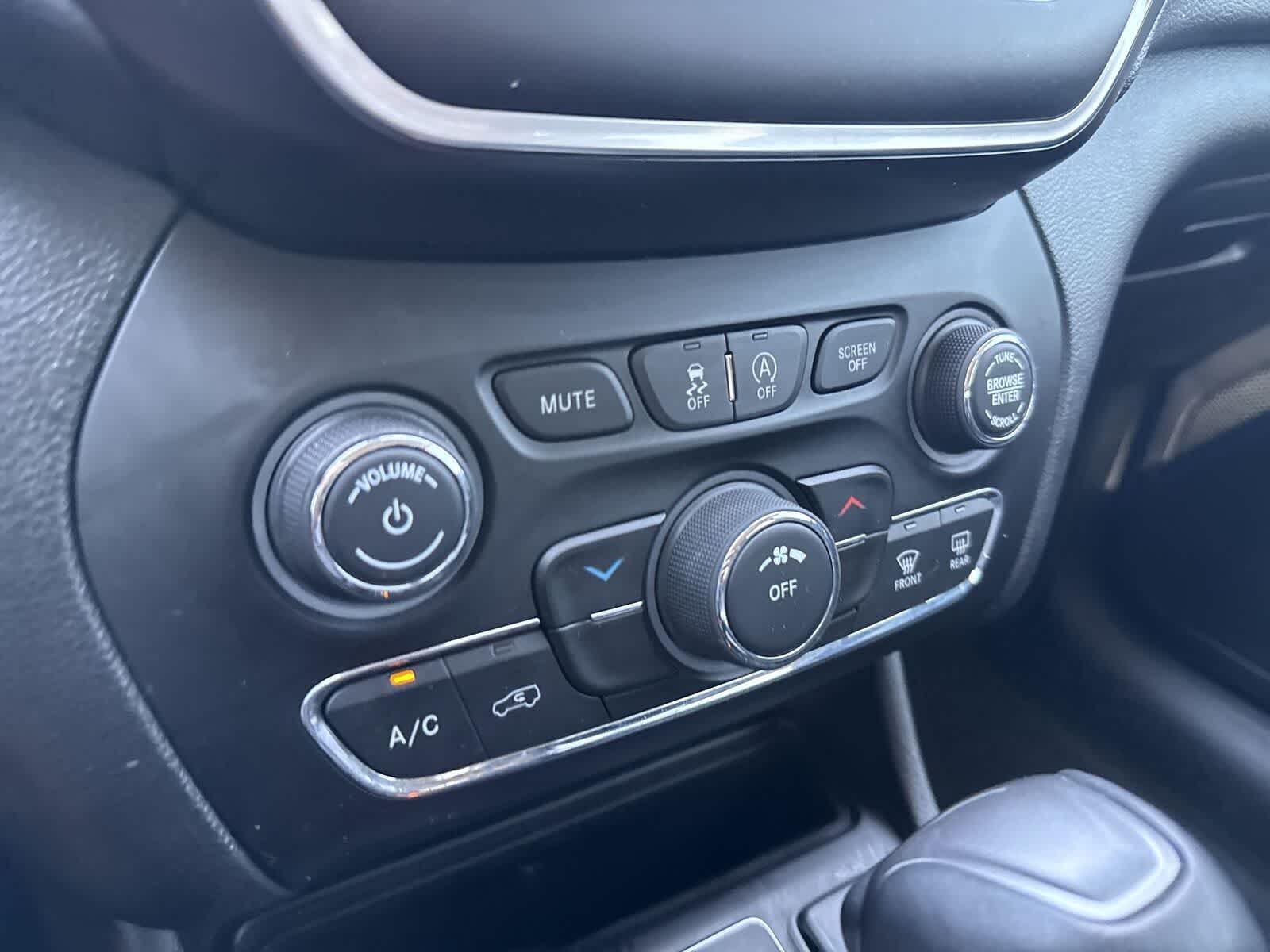 Thumbnail: 2019 Jeep Cherokee - 23