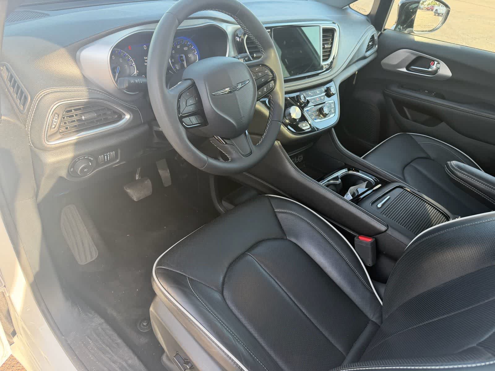 Thumbnail: 2025 Chrysler Pacifica - 10