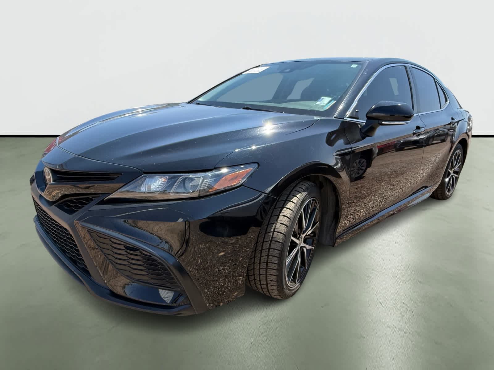 2022 Toyota Camry SE 2