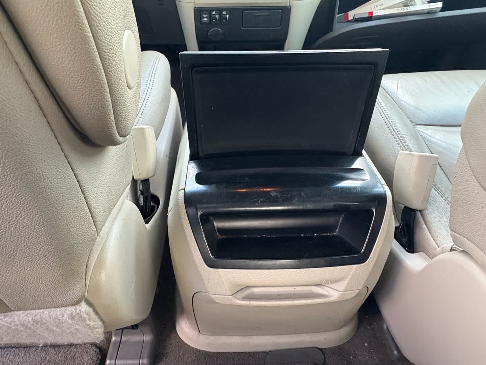 Thumbnail: 2017 Toyota Sienna - 9
