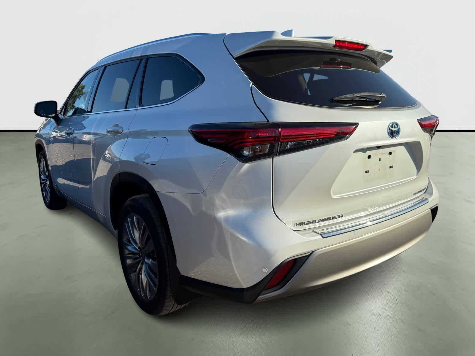 Thumbnail: 2023 Toyota Highlander - 3