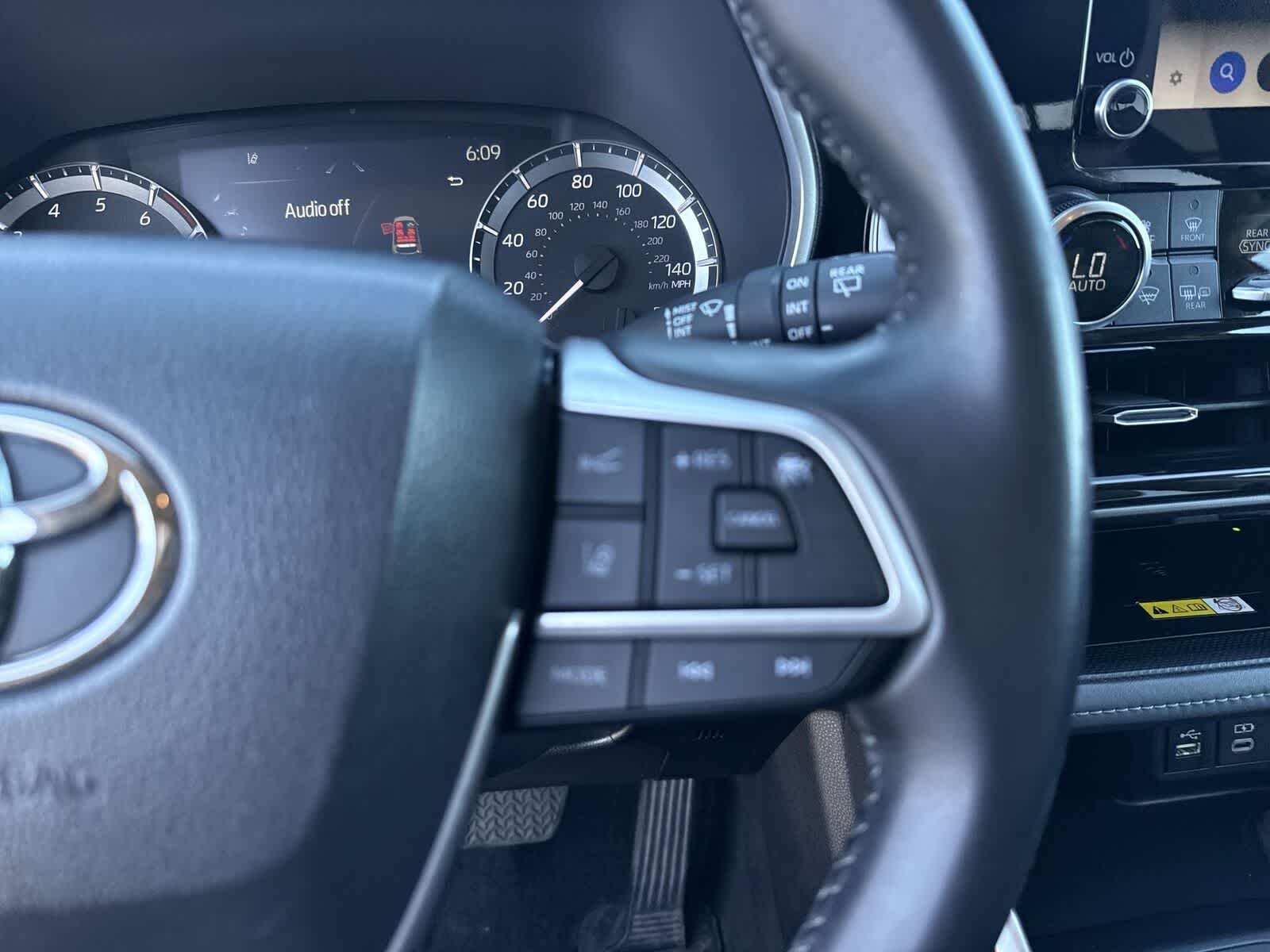 Thumbnail: 2023 Toyota Highlander - 30