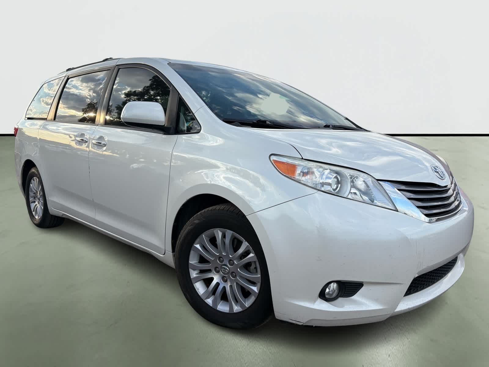 Thumbnail: 2017 Toyota Sienna - 5