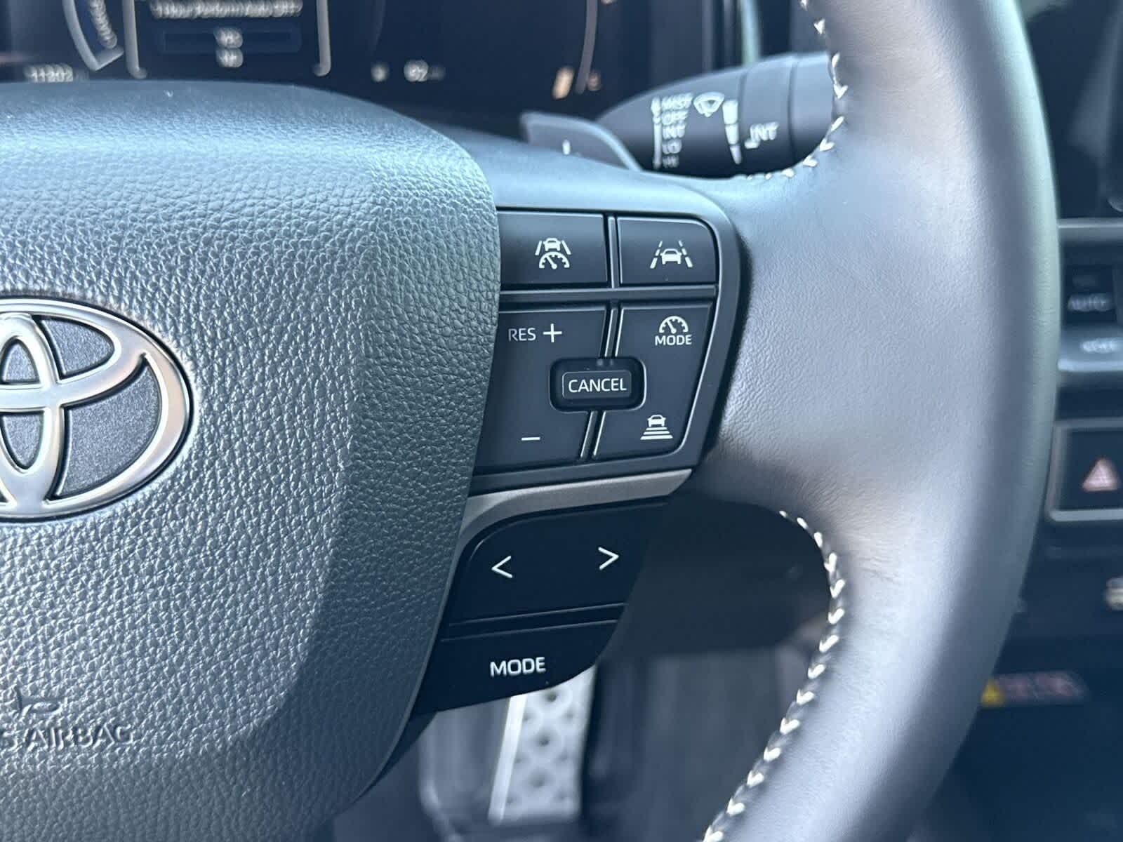 2025 Toyota Camry SE 28